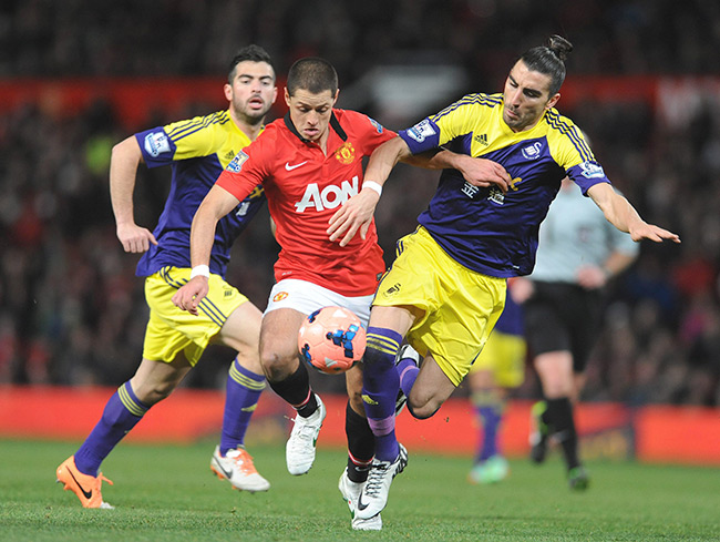 “Chicharito” fue titular para hacer mancuerna en el eje de ataque con Danny Welbeck. (EFE)