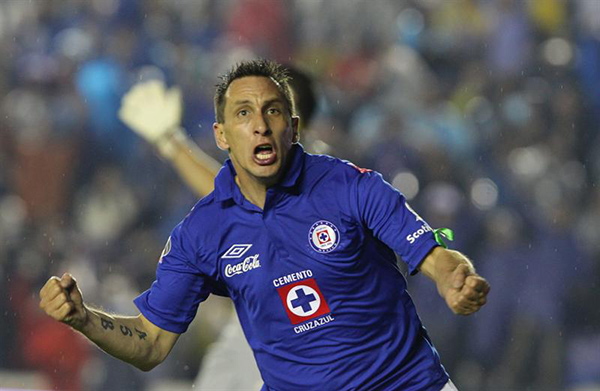 Un remate de cabeza de 'Chaco' Giménez significó la victoria celeste. (Mexsport)