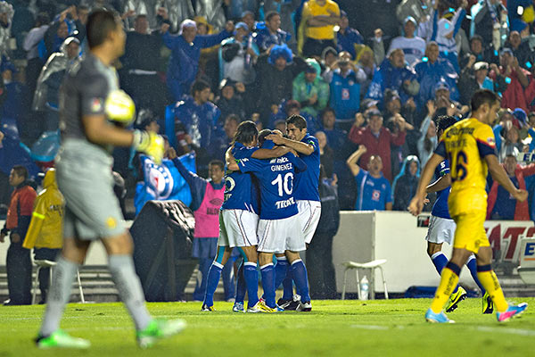 El festejo celeste tras el tanto de Giménez. (Mexsport)