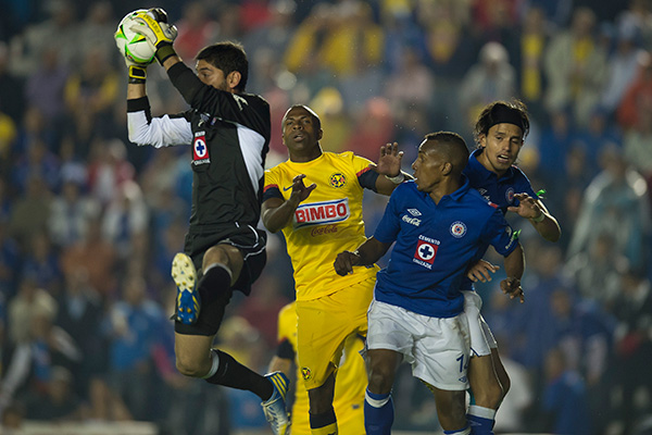 Corona impide que el balón sea rematado por Benítez. (Mexsport)