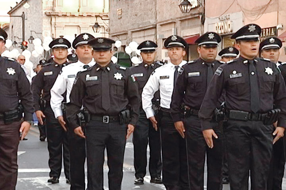 Elementos federales y estatales marcharon por la avenida principal de Morelia para pedir paz y en memoria de sus compañeros caídos. Elementos federales y estatales marcharon por la avenida principal de Morelia para pedir paz y en memoria de sus compañeros caídos.