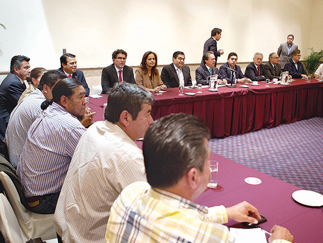 Los líderes de la CNTE tuvieron dos canales de negociación. Primero se reunieron con senadores en un hotel de Polanco y por la tarde con el secretario de Gobernación.