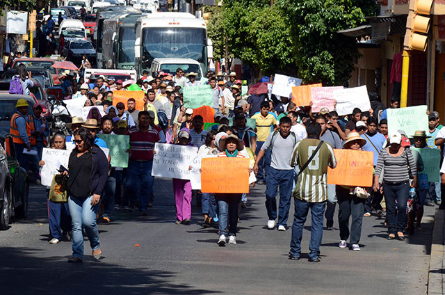 Los inconformes exigieron a los jueces aplicar todo el peso de la ley en contra del chofer que atropelló a un grupo de estudiantes normalistas cuando realizaban acciones de boteo.