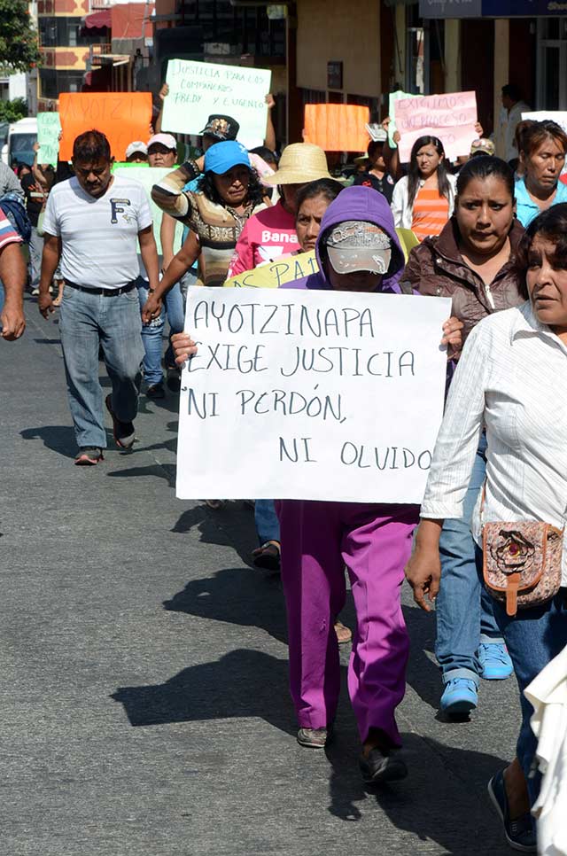 studiantes de Ayotzinapa marcharon por las calles de Chilpancingo para llegar al Palacio de Justicia para pedir justicia por la muerte de sus compañeros.