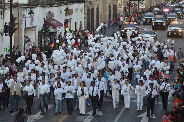 La marcha finalizó con un acto protocolario en la plaza Melchor Ocampo que se encuentra a un costado de la Catedral, en donde fueron soltaron globos blancos.