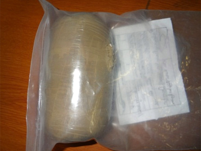 A los sujetos se les encontró una bolsa negra en la que llevaban 20 kilos de mariguana, así como 16 bolsitas con cocaína A los sujetos se les encontró una bolsa negra en la que llevaban 20 kilos de mariguana, así como 16 bolsitas con cocaína