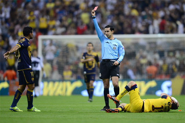 Martín Bravo se fue expulsado por una entrada sobre Sambueza (Mexsport) Martín Bravo se fue expulsado por una entrada sobre Sambueza (Mexsport)