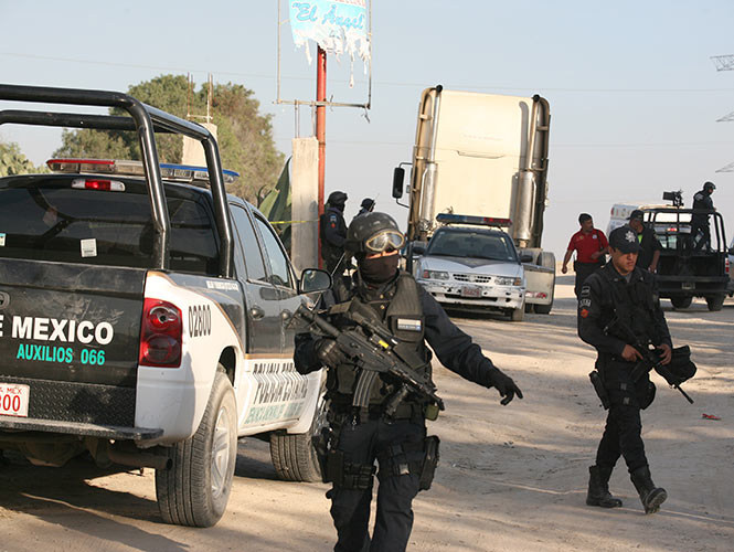 Policías y elementos del Ejército Mexicano resguardan la zona donde se halló el material. (Cuartoscuro)