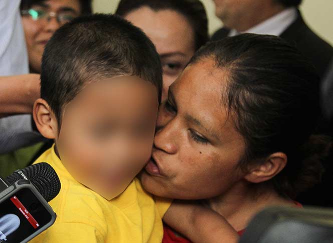 La vendedora se manifestó "contenta y feliz" por haber recuperado a su hijo, La vendedora se manifestó "contenta y feliz" por haber recuperado a su hijo,
