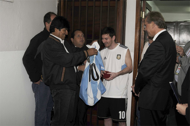 Después del partido, el presidente de Bolivia, Evo Morales, le entregó varios regalos a Messi (Reuters) Después del partido, el presidente de Bolivia, Evo Morales, le entregó varios regalos a Messi (Reuters)