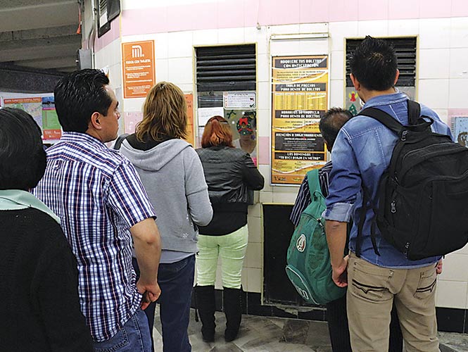 Entre los beneficios está la entrega gratuita de la Tarjeta del DF a quienes compren cinco boletos o más, con el nuevo precio. Foto: Cuartoscuro
