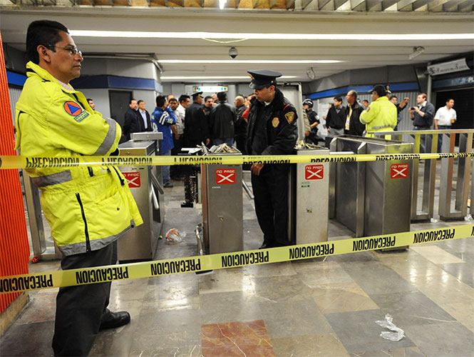 El secretario de Gobierno del DF informó que se inició una averiguación previa contra los detenidos durante el enfrentamiento de ayer en la estación Hidalgo del Metro, por destrozos en seis torniquetes. Foto Cuartoscuro El secretario de Gobierno del DF informó que se inició una averiguación previa contra los detenidos durante el enfrentamiento de ayer en la estación Hidalgo del Metro, por destrozos en seis torniquetes. Foto Cuartoscuro