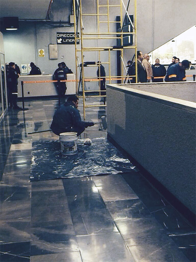 Se pintan las paredes del Metro para preservarlas. Se pintan las paredes del Metro para preservarlas.