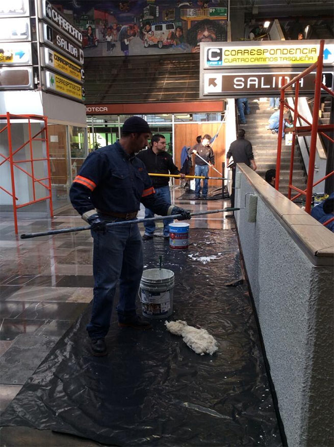 Se pintan las paredes del Metro para preservarlas. Se pintan las paredes del Metro para preservarlas.