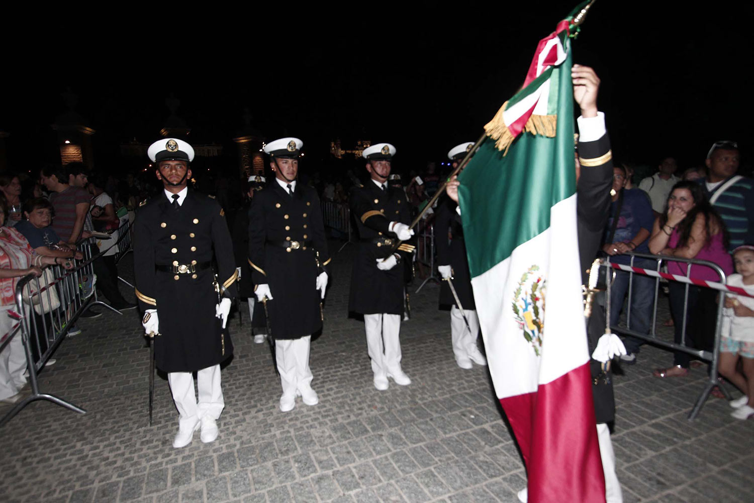 El embajador de México en España, Francisco Ramírez Acuña, dio el Grito de Independencia tras recibir la bandera de una escolta de cadetes de la Heroica Escuela Naval, en la explanada de Madrid Río, junto al río Manzanares (Notimex) El embajador de México en España, Francisco Ramírez Acuña, dio el Grito de Independencia tras recibir la bandera de una escolta de cadetes de la Heroica Escuela Naval, en la explanada de Madrid Río, junto al río Manzanares (Notimex)