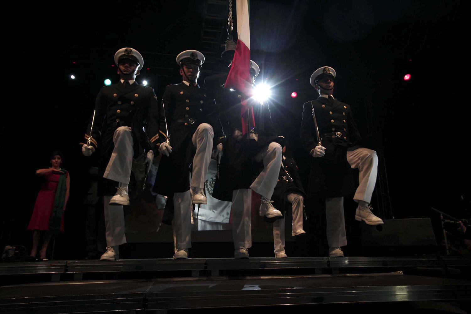 El embajador de México en España, Francisco Ramírez Acuña, dio el Grito de Independencia tras recibir la bandera de una escolta de cadetes de la Heroica Escuela Naval, en la explanada de Madrid Río, junto al río Manzanares (Notimex) El embajador de México en España, Francisco Ramírez Acuña, dio el Grito de Independencia tras recibir la bandera de una escolta de cadetes de la Heroica Escuela Naval, en la explanada de Madrid Río, junto al río Manzanares (Notimex)