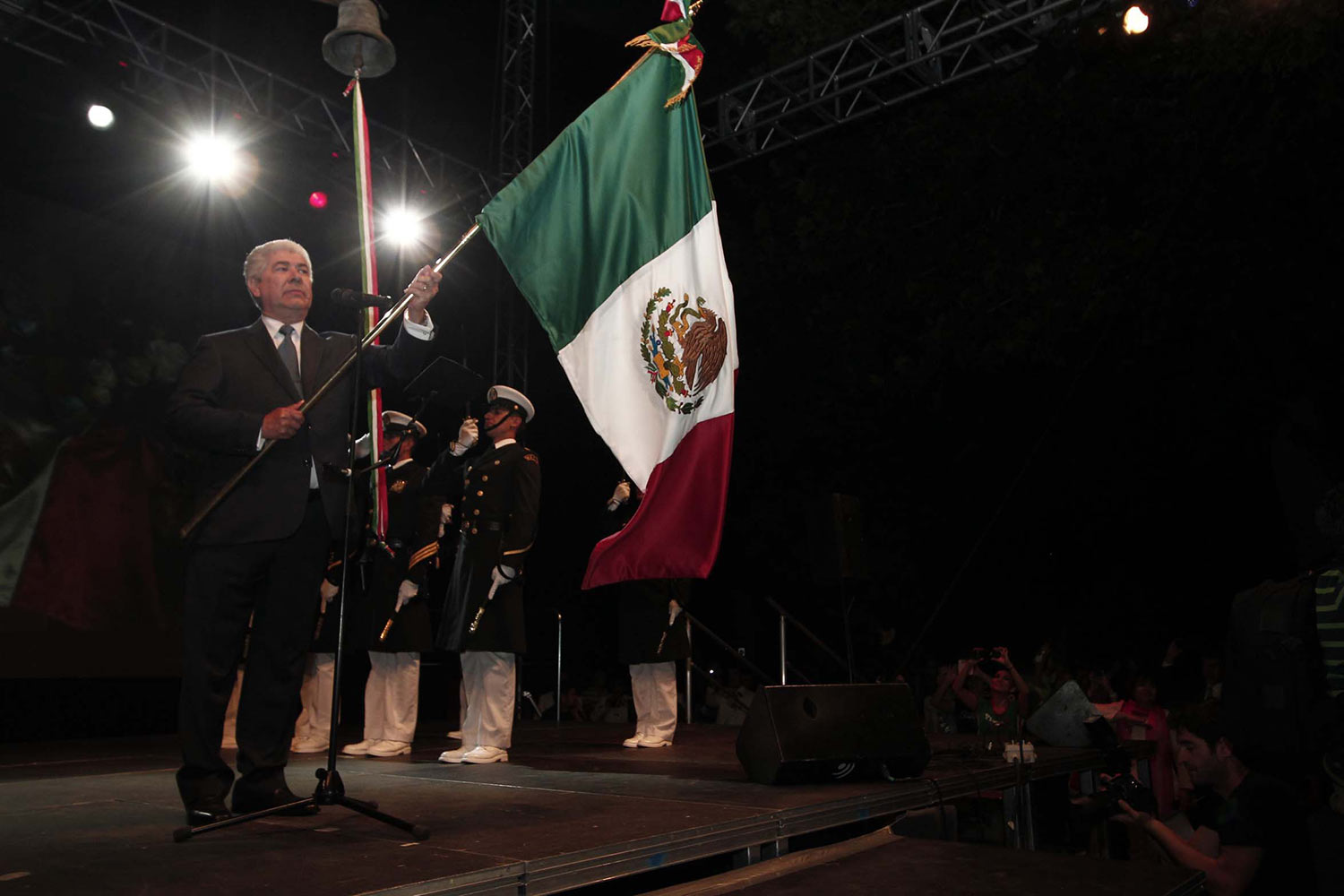 El embajador de México en España, Francisco Ramírez Acuña, dio el Grito de Independencia tras recibir la bandera de una escolta de cadetes de la Heroica Escuela Naval, en la explanada de Madrid Río, junto al río Manzanares (Notimex) El embajador de México en España, Francisco Ramírez Acuña, dio el Grito de Independencia tras recibir la bandera de una escolta de cadetes de la Heroica Escuela Naval, en la explanada de Madrid Río, junto al río Manzanares (Notimex)