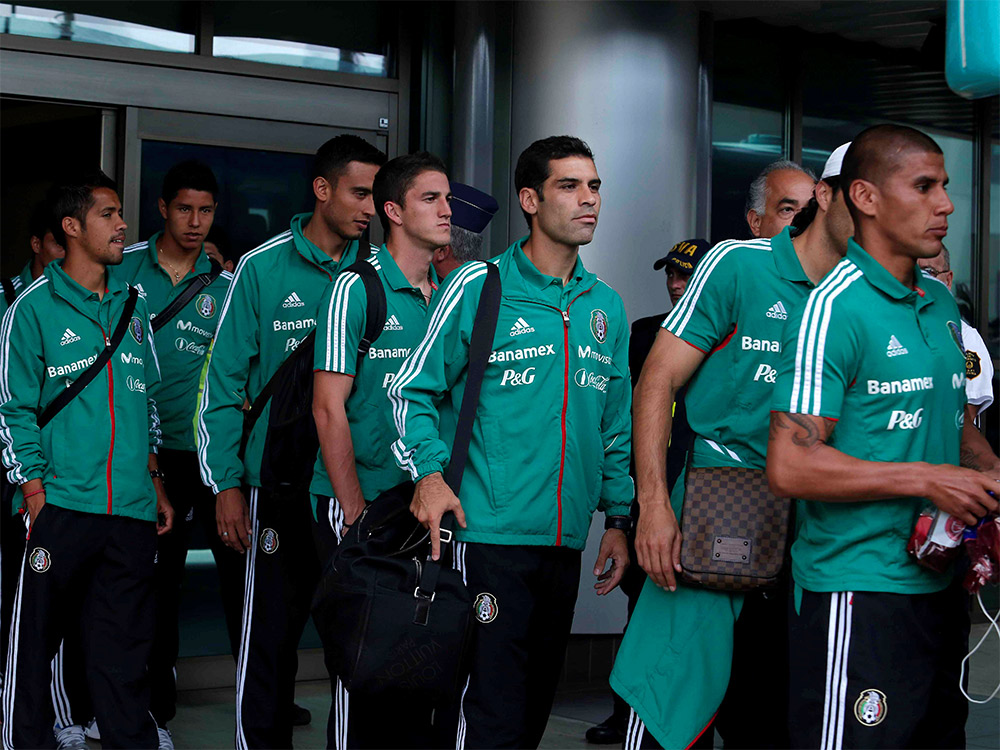 La selección mexicana llegó hoy, poco antes del mediodía a Costa Rica, en medio del hermetismo de los integrantes del equipo, quienes no formularon declaraciones a los periodistas asignados a cubrir la llegada (Reuters)