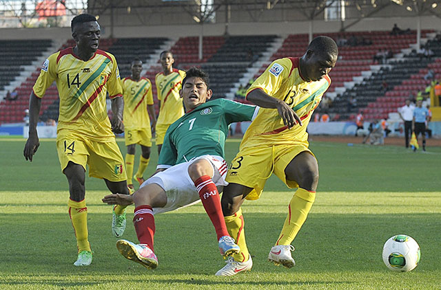 Varios seleccionados de Mali se salvaron de ser expulsados por las fuertes entradas que hicieron (EFE) Varios seleccionados de Mali se salvaron de ser expulsados por las fuertes entradas que hicieron (EFE)