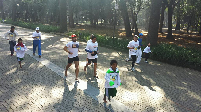 El delegado en Miguel Hidalgo, Víctor Hugo Romo participó en la caminata descalza. El delegado en Miguel Hidalgo, Víctor Hugo Romo participó en la caminata descalza.
