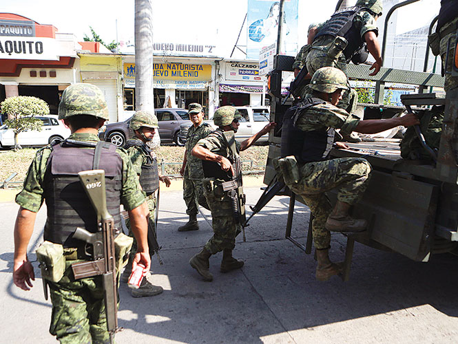 El pasado 4 de noviembre, el gobierno federal informó del inicio de un nuevo operativo con fuerzas federales en el estado de Michoacán, ahora en Lázaro Cárdenas. Se detalló que, entre otras acciones, la Secretaría de Marina incrementaría la cifra de efectivos en la zona para garantizar la seguridad. El pasado 4 de noviembre, el gobierno federal informó del inicio de un nuevo operativo con fuerzas federales en el estado de Michoacán, ahora en Lázaro Cárdenas. Se detalló que, entre otras acciones, la Secretaría de Marina incrementaría la cifra de efectivos en la zona para garantizar la seguridad.
