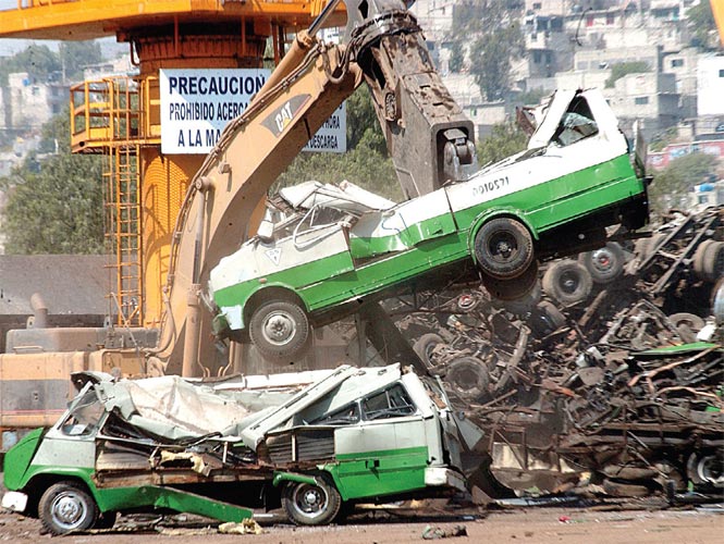 La política del Gobierno del Distrito Federal ahora permite que las unidades que muestran algún desperfecto físico o mecánico sean sometidas a reparación, pero el programa de renovación de microbuses también continuará. La política del Gobierno del Distrito Federal ahora permite que las unidades que muestran algún desperfecto físico o mecánico sean sometidas a reparación, pero el programa de renovación de microbuses también continuará.