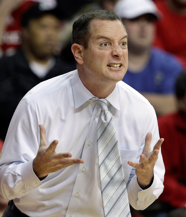 El técnico de baloncesto de Rutgers fue despedido ayer (AP) El técnico de baloncesto de Rutgers fue despedido ayer (AP)