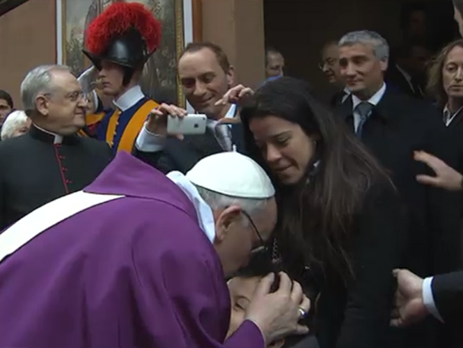 A su llegada a la pequeña iglesia del Vaticano y a la salida Francisco saludó a las personas que asistieron a la misa, estrechó manos, los besó, acarició y besó a niños. Fotos Especial