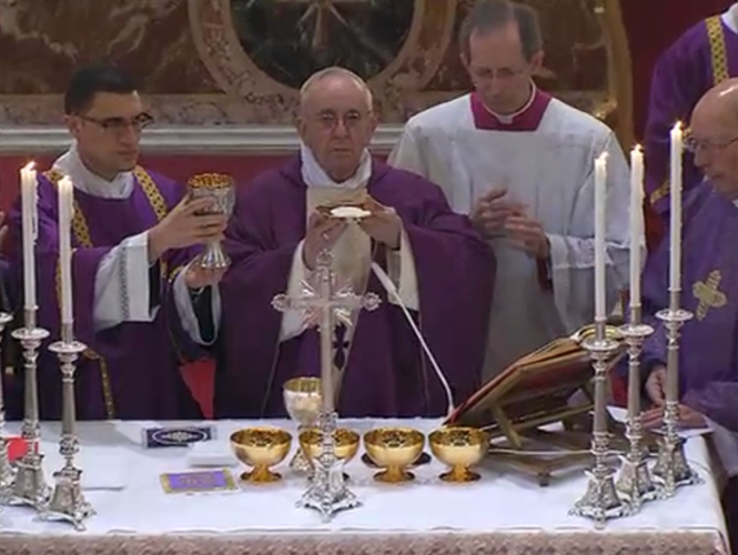 Durante la misa se pidió por el Papa y por la Iglesia.
