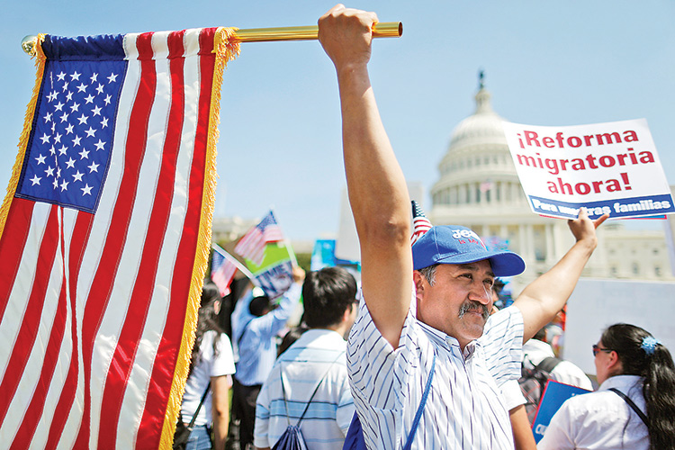 Rigoberto Ramos, quien vive en Seaford, Delaware, pero es originario de Guatemala, participa en una protesta frente al Capitolio de Estados Unidos para pedir al Congreso que apruebe una reforma migratoria. Foto: AP