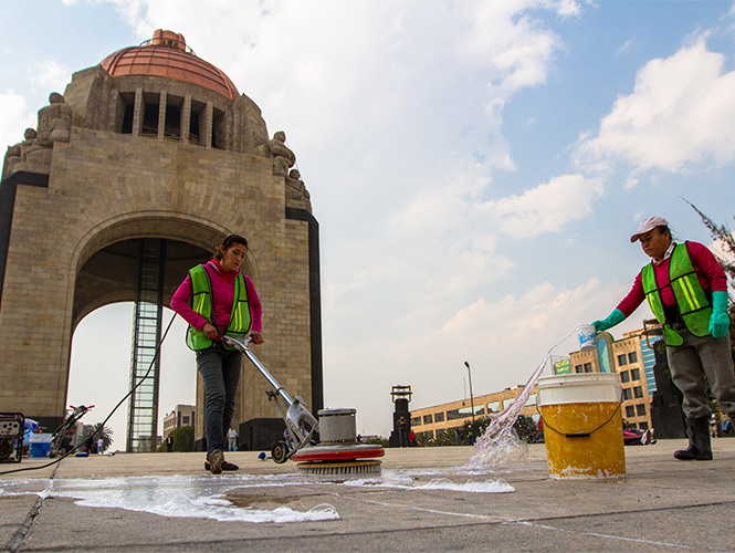 Lego del retiro de las carpas de la CNTE, la Seduvi descartó daños irreparables en la parte de Plaza de la República. Foto Notimex Lego del retiro de las carpas de la CNTE, la Seduvi descartó daños irreparables en la parte de Plaza de la República. Foto Notimex