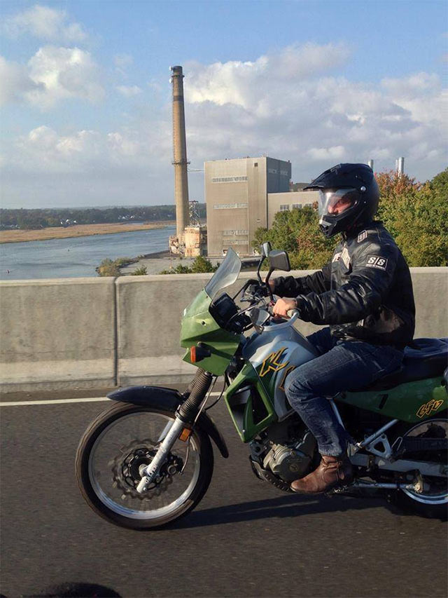 Harry conducía una motocicleta Kawasaki color verde con placas de circulación NY67SD67.