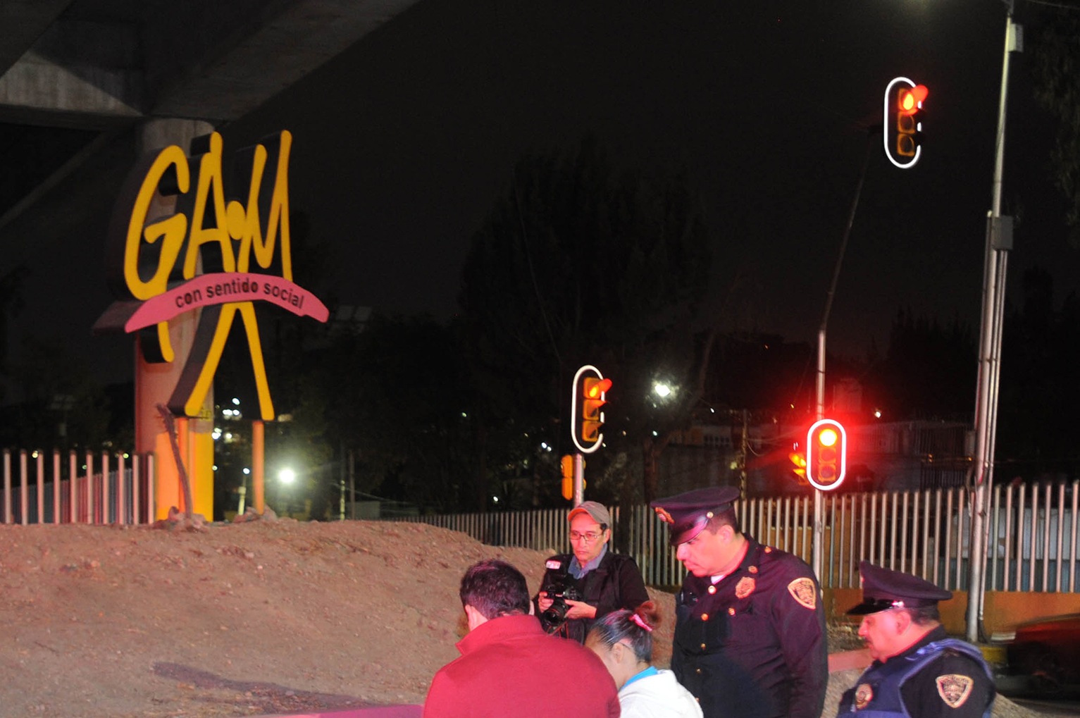 El puente está ubicado en avenida Centenario esquina con Periférico, colonia Juan González Romero, en la delegación Gustavo A. Madero.