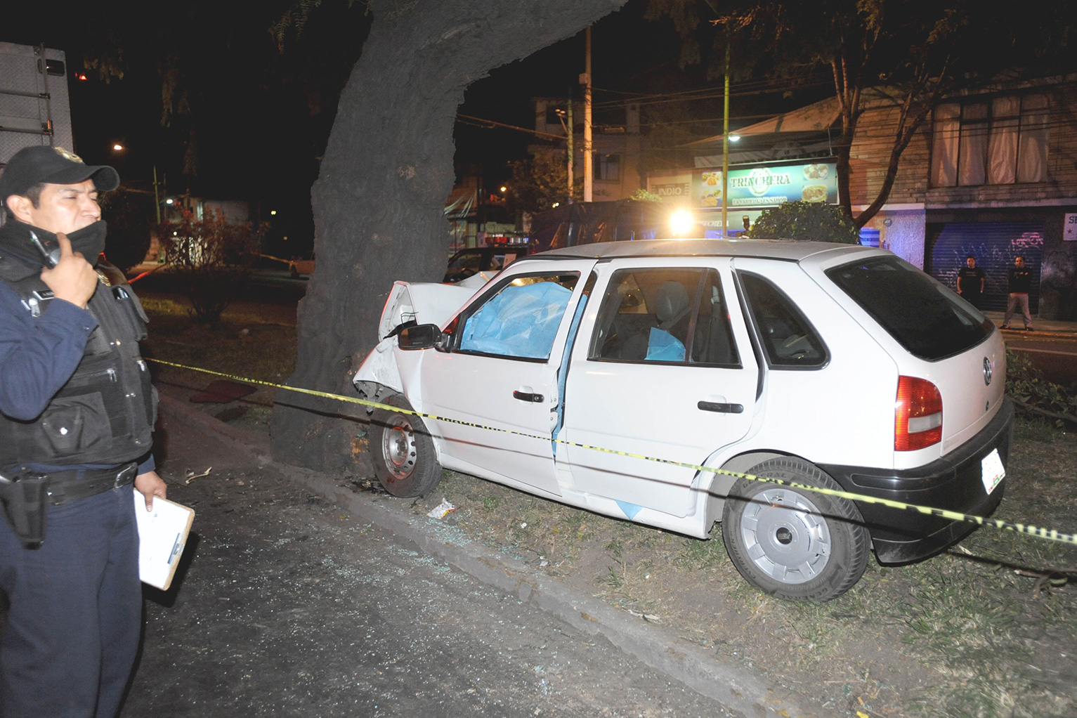 El accidente ocurrió poco antes de la medianoche. Las unidades de emergencia llegaron de inmediato.