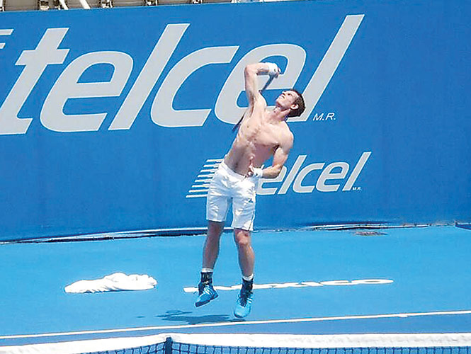 Los casi 30 grados centígrados y una humedad de más de 70% obligaron a Andy Murray a despojarse de su playera y aprovechar el sol de Acapulco. Foto tomada de Twitter @nielsenhernandez