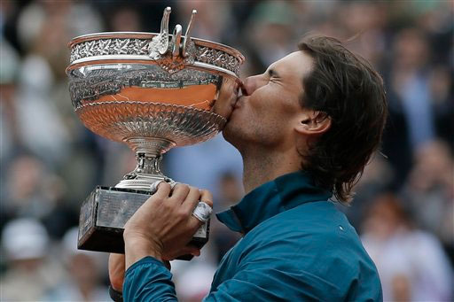 Rey de Francia. Rafael Nadal se consagró como el mejor tenista de la historia sobre arcilla al conseguir el octavo título de Roland Garros en su carrera, algo inédito en el deporte blanco, al derrotar en la final a su compatriota David Ferrer.