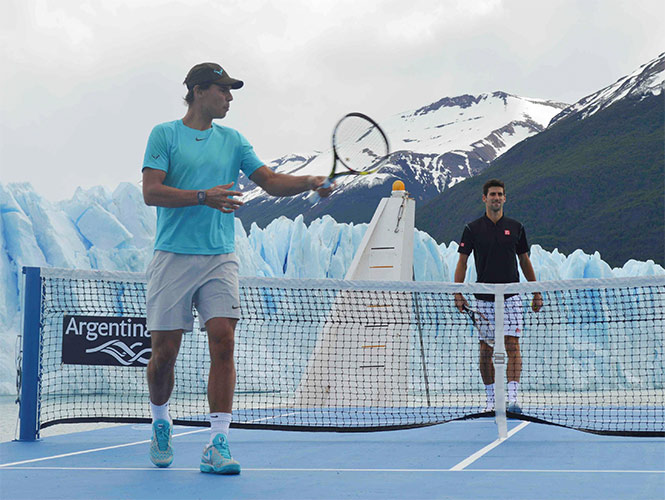 Rafael Nadal y Novak Djokovic desafiaron las bajas temperaturas para disputar un partido en un barco que recorrió el glaciar Perito Moreno (Reuters)