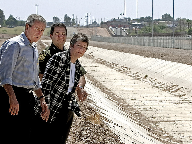 2006. El presidente George W. Bush recorre junto con la gobernadora de Arizona Janet Napolitano la frontera con México. Foto: AFP 2006. El presidente George W. Bush recorre junto con la gobernadora de Arizona Janet Napolitano la frontera con México. Foto: AFP
