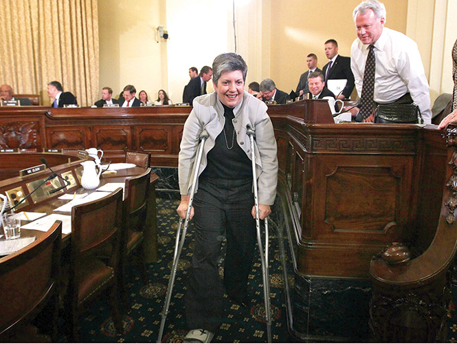 2010. Napolitano se presenta a una conferencia del Departamento de Seguridad Nacional en muletas por una fractura en el tobillo. Foto: AFP 2010. Napolitano se presenta a una conferencia del Departamento de Seguridad Nacional en muletas por una fractura en el tobillo. Foto: AFP