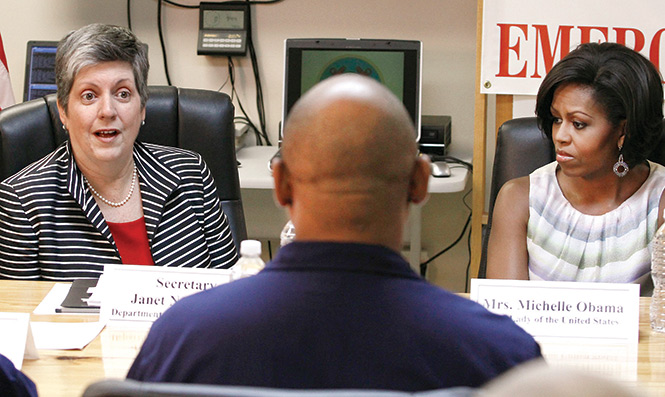 2010. Napolitano, en una reunión con la primera dama de EU, Michelle Obama (der.), y miembros de la Guardia Costera. Foto: Reuters 2010. Napolitano, en una reunión con la primera dama de EU, Michelle Obama (der.), y miembros de la Guardia Costera. Foto: Reuters