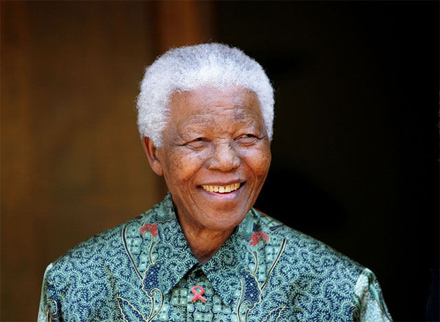 Deja el hospital. El ex presidente sudafricano Nelson Mandela recibió este domingo el alta médica luego de pasar tres meses hospitalizado por una infección pulmonar; su estado continúa siendo crítico,