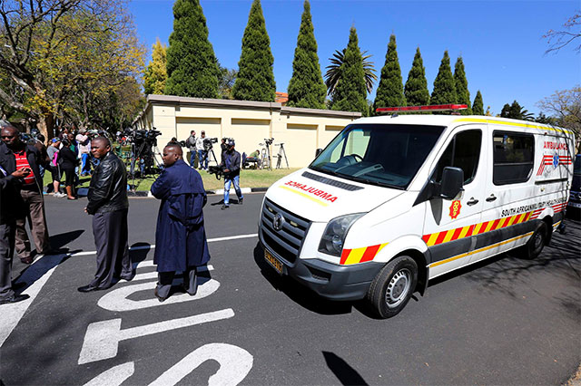 El gobierno sudafricano informó que Mandela recibirá el mismo nivel de cuidados intensivos en su casa de Houghton, en Johannesburgo, que los que recibió en el hospital de Pretoria.