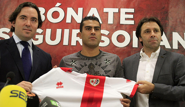 Nery Castillo es presentado como nuevo jugador del Rayo Vallecano (EFE) Nery Castillo es presentado como nuevo jugador del Rayo Vallecano (EFE)