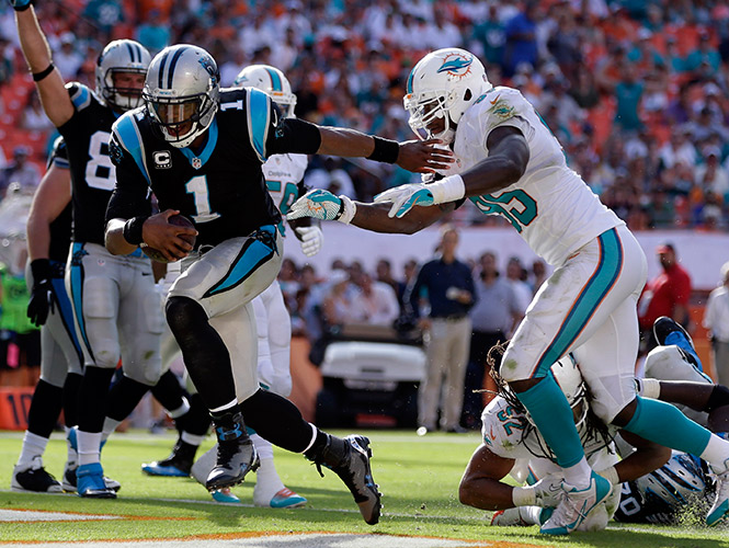 Cam Newton fue víctima de un golpe prohibido en el triunfo de Carolina contra Miami. (AP)