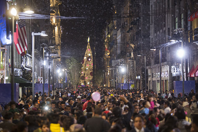 En el Zócalo capitalino dio inicio la "Magia de la Navidad 2013" que se caracterizó con la caída de 'nieve' en la calle de Madero. Foto: Ana Reyes En el Zócalo capitalino dio inicio la "Magia de la Navidad 2013" que se caracterizó con la caída de 'nieve' en la calle de Madero. Foto: Ana Reyes