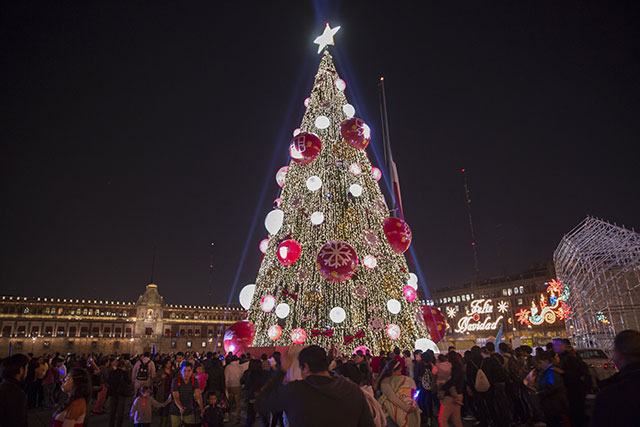 Encienden el árbol y las luces navideñas en el Zócalo capitalino. Foto: Ana Reyes Encienden el árbol y las luces navideñas en el Zócalo capitalino. Foto: Ana Reyes