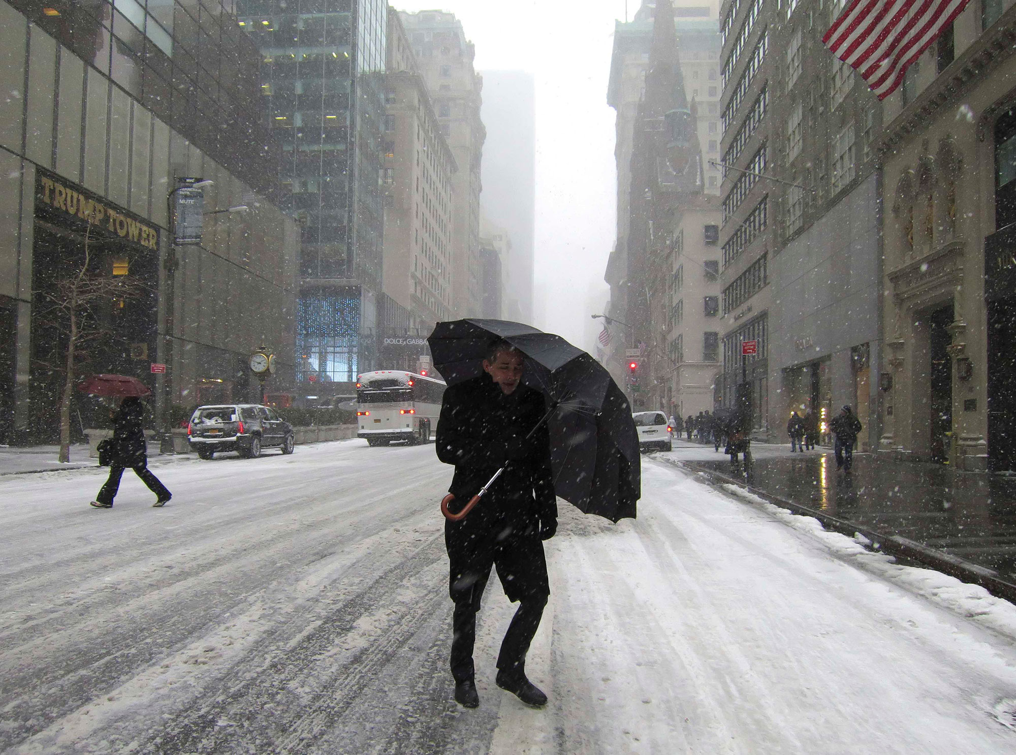 La declaración del estado de emergencia incluye la mayor parte de la zona urbana de la ciudad de Nueva York, afectada por una tenaz nevada que hasta el momento causó la cancelación de tres mil 263 vuelos en Estados Unidos.