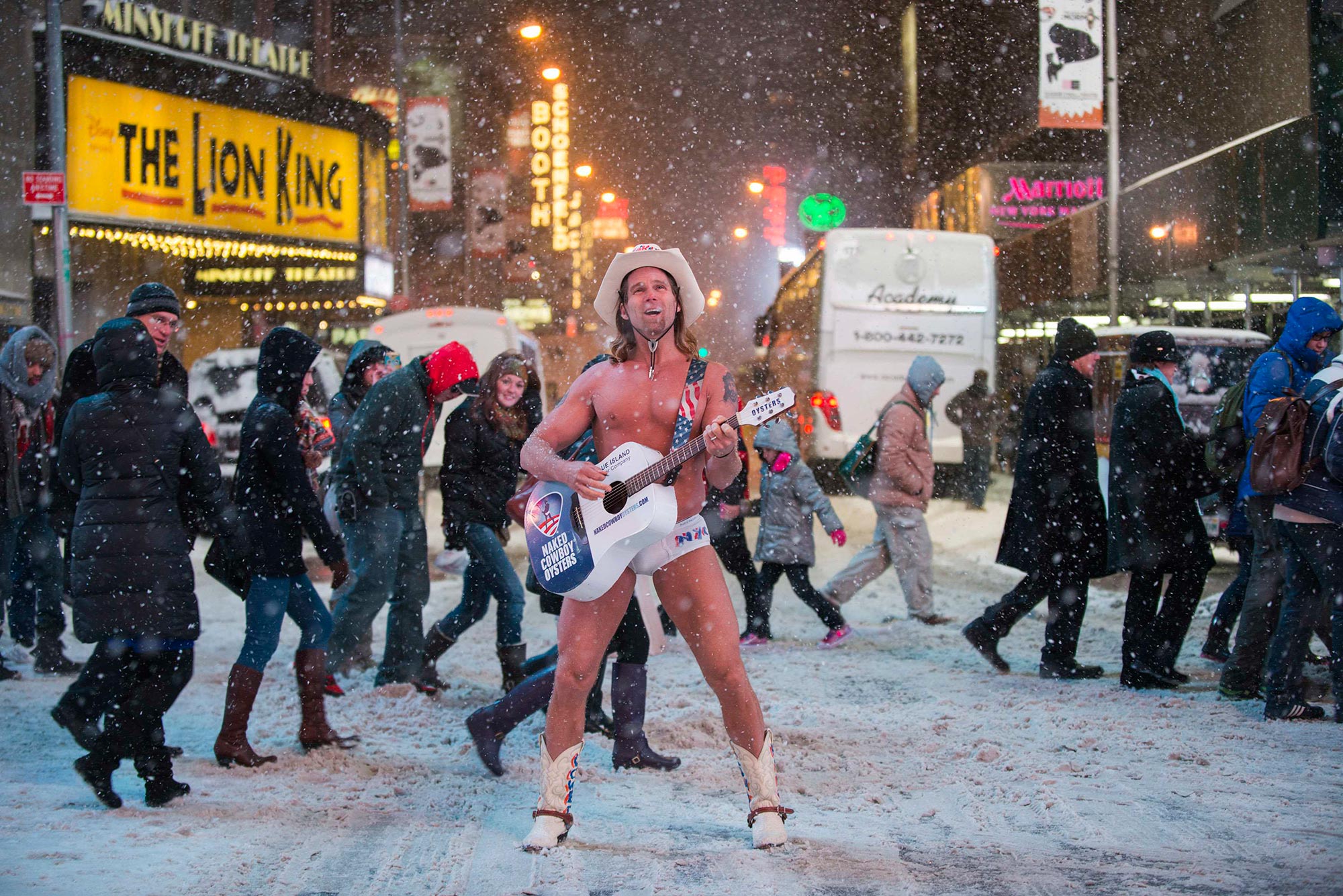 La declaración del estado de emergencia incluye la mayor parte de la zona urbana de la ciudad de Nueva York, afectada por una tenaz nevada que hasta el momento causó la cancelación de tres mil 263 vuelos en Estados Unidos.