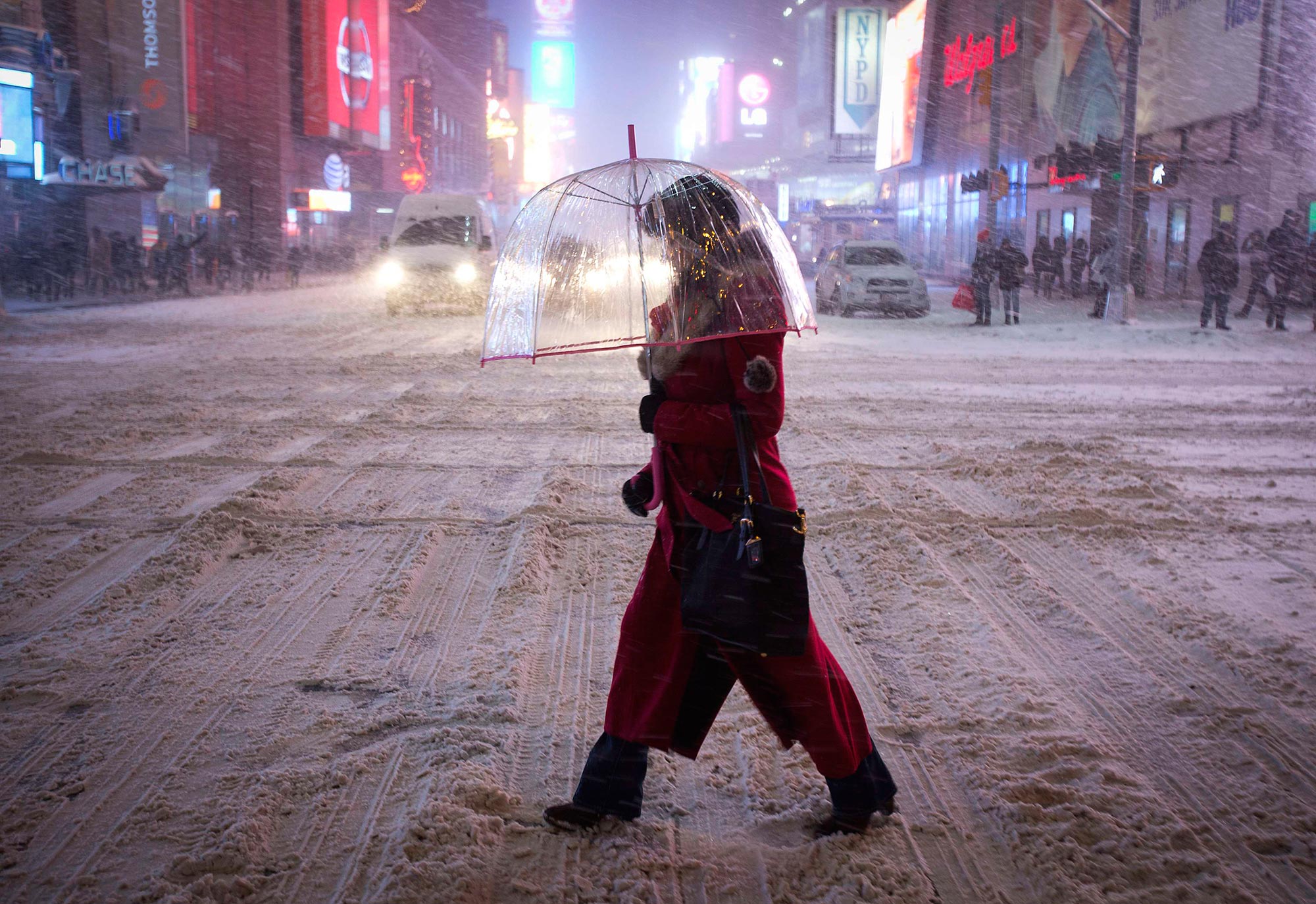 La declaración del estado de emergencia incluye la mayor parte de la zona urbana de la ciudad de Nueva York, afectada por una tenaz nevada que hasta el momento causó la cancelación de tres mil 263 vuelos en Estados Unidos.