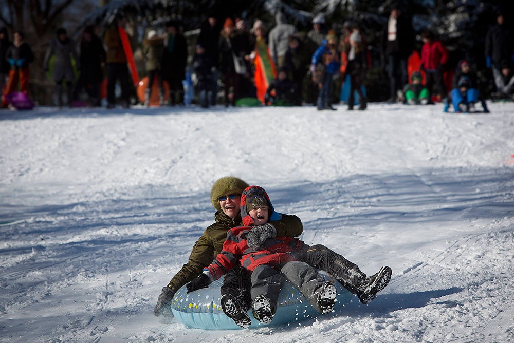 Hoy por la tarde los neoyorquinos salieron a los parques llenos de nieve para jugar.